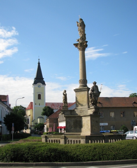 004 Libochovice -sloup P.Marie z r.1709 a kostel Všech svatých.